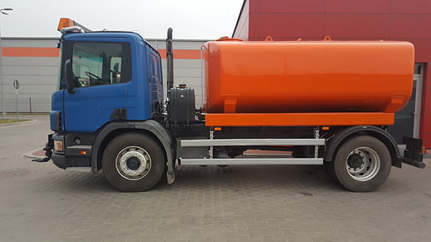 Sprengwagen für Straßenreinigung und Staubbindung mit großem Wassertank